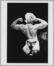 Show van bodybuildster tijdens het vrouwenfestival in de Melkweg. 1984