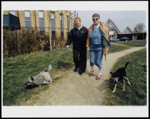 Verstandelijk gehandicapte, Corry Barten (met bril) laat de hond uit samen met een buurvrouw 2004