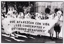 Demonstrerende 'dwaze moeders' van het Plaza de Mayo na 100 dagen democratie, zij dragen spandoeken mee met tekst: 'que aparezcan con vida los conscriptos detenidos-desaparech .. 1984