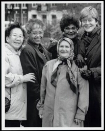 Foto gebruikt voor een affiche (A4189) van Emancipatieraad Amsterdam ter aankondiging van een boek waarin Amsterdamse oudere vrouwen vertellen over hun levenservaring en de rol daarin van de hulp- en maatschappelijke dienstverlening 1994