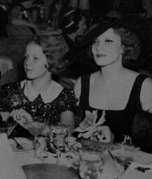 Portret van filmster Marlène Dietrich met haar dochter. 195?
