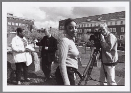 Groep tijdens videopnames 'Jongeren tegen Racisme' op het Amsterdam Makassarplein. 1997