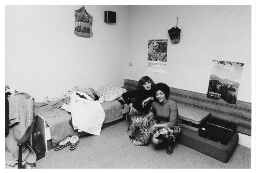 Twee vrouwen tonen hun kamer. 1976
