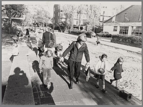 Annemarie Bertens met kinderen. 1980