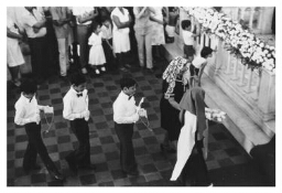 Plechtige communie van een aantal kinderen in de kathedraal van Léon, Nicaragua. 1984