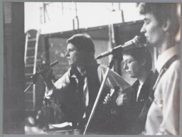 Eerste optreden van vrouwenpopgroep Vendetta in het Vrouwenhuis. 1980