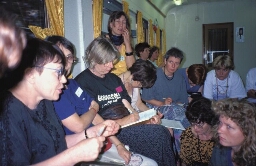 Tijdens de treinreis geeft Zina een workshop 1995