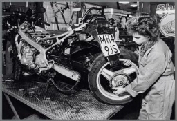 'In 2010 zouden vrouwelijke motormonteurs geen uitzondering meer zijn': illustratie bij artikel over meiden en economische zelfstandigheid n.a.v 1989