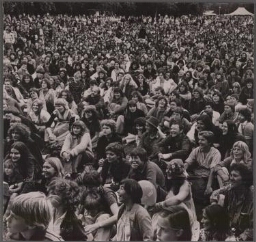 Bezoeksters van het vrouwenfestival in het Vondelpark zitten op het gras. 1977