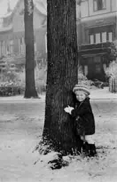 Jannie van  Vloten bij boom 1933