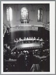 Overzicht van de grote zaal in Paradiso, tijdens het 10 jarig bestaan van 'Blijf van m'n lijf' 1984