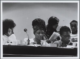 Toespraken van vrouwen uit derdewereldlanden tijdens het Vrouwentribunaal. 1976