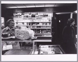 Vrouwen doen boodschappen in de  buurt-supermarkt. 198?