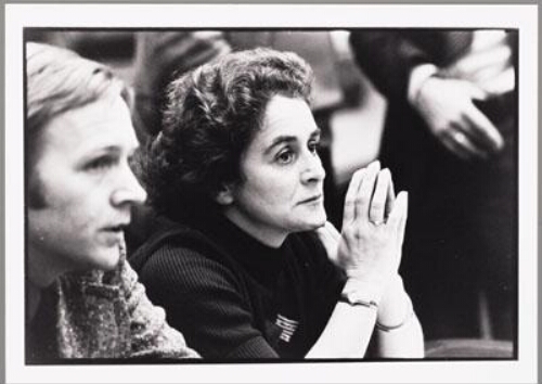 Tweede kamerleden Jan Terlouw en Anneke Goudsmit tijdens een abortusdebat. 1975?