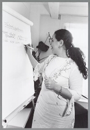 Workshop begeleidster Nadya Akkouh tijdens de workshop 'Kinderen hebben de Toekomst' De workshop werd gegeven tijdens de bijeenkomst 'Jong en Oud: Vrouwen/Bewegingen door de Tijd heen' 2003