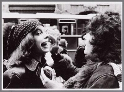 Bijschrift: 'Anja Meulenbelt (r) maakt gezicht Carry Wortelboer wit.' Abortusdemonstratie, Amsterdam 18 december 1976. 1976