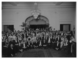 Groepsportret ter gelegenheid van het diner van de Henry Ford Peace Expedition 1916