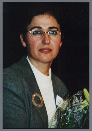 Uitreiking van de Zami-award 2001 aan de Iraanse vluchtelinge, sociologe en actief voor de verbetering van de positie van vluchtelingen : Parvin Shahbazy. 2001