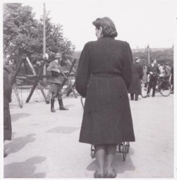 Vrouw nadert controlepost tijdens de tweede wereldoorlog. 194?