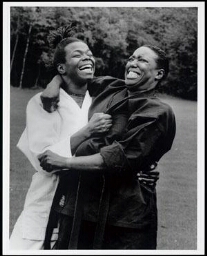 Twee zwarte Zuid-Afrikaanse vrouwen tonen zelfverdediging in de praktijk in het park 1990