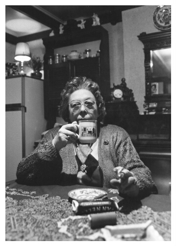 Portret van de zuster van Bet van Beeren, caféhoudster van cafe t Mandje, Zeedijk, Amsterdam. 1986