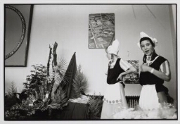 Meisjes in klederdracht promoten groenten  in de veilinghal. 1985