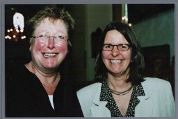 Joke Blom (l., directrice IIAV) en Berteke Waaldijk tijdens de oratie van Gloria Wekker als de eerste Nederlandse hoogleraar vrouwenstudies gender en etniciteit aan de Universiteit Utrecht, faculteit Letteren. 2002