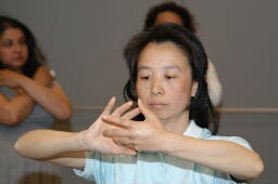 Falung Gong-les voor vluchtelingenvrouwen 2007