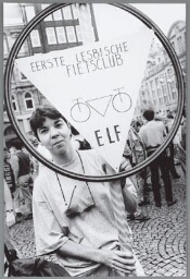 Deelneemster van 'de eerste lesbische fietsclub' 'Elf' aan demonstratie gehouden tijdens Europride. 1994