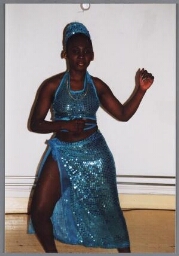 Optreden van Surinaamse dans tijdens het kerstdiner van Zami. 1999