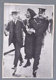 Emmeline Pankhurst wordt gearresteerd bij Buckingham palace 1914