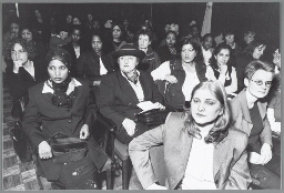 Publiek tijdens de viering van internationale vrouwendag over de positie van vluchtelingen vrouwen, georganiseerd door VON. 2000
