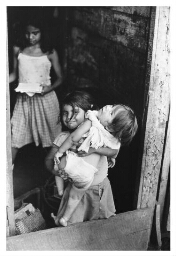 Een meisje past op haar jongere zusje. 1984