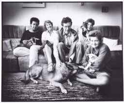 Familieportret van Ria Beckers (voorzitter van de PPR in de tweede kamer) met haar gezin 1986