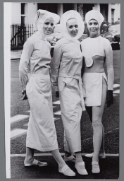 Nieuwe ontwerpen voor verpleegstersuniformen van Pierre Cardin. 1970