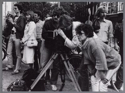 Tijdens een demonstratie van Wij Vrouwen Eisen worden de demonstranten gefilmd. 1979