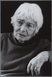 Portret van fotograaf Eva Besnyö. 2000