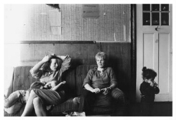 Twee vrouwen in de zitkamer van een 'Blijf van m'n lijf'-huis. 1980