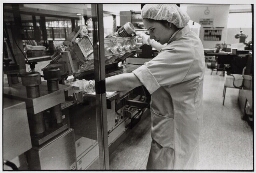 Medewerkster bij de productie en verpakking van medicijnen in een fabriek. 1987