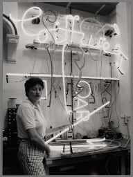 Glasblazer in haar eigen bedrijf genaamd Cirkulus. 1985