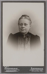 Studioportret van Catharine van Tussenbroek : de eerste vrouw, die toelatingsexamen  deed voor de universiteit en de tweede vrouwelijke arts in Nederland. 190?