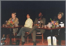 Van links naar rechts: Tineke Klinkenberg,onbekende vrouw, Will Codrington, Twie Tjoa tijdens de Zami Award 2001 (thema: vluchtelingen) 2001
