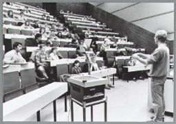 Een informatie-college aan de Rijks Universiteit in Leiden. 1988