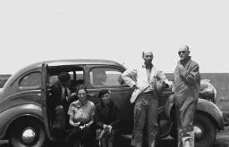 Groep mensen bij auto 1938