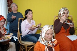 Eten tijdens het kraambezoek bij Ifaket door NT2-cursisten 2007