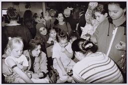 Moeders en kinderen tijdens de opening van een ouder/kind-centrum. 1998