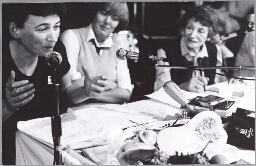 Elly de Waard, Maaike Meyer en Josepha Mendels op Boekenbal Serpentina. 1981