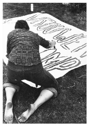 Vrouwenvredeskamp.Spandoeken worden geschilderd. 1982