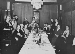 Hoofdbestuur van de International Alliance of Women aan het diner in Amsterdam. 1936