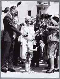 Kind biedt koningin Beatrix een tulp aan tijdens de feestelijke opening van het Barcelonaplein in Amsterdam 1993